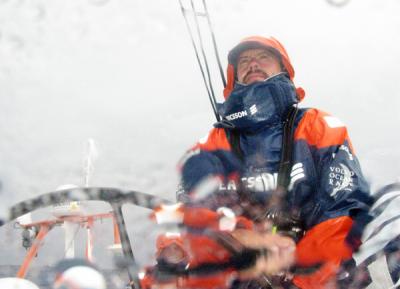 El Ericsson 4, de Torben Grael y Jules Salter como navegante, hacen añicos el record de velocidad ya existente y subirlo hasta la friolera de 597 millas en 24 horas, a las 17:15 GMT