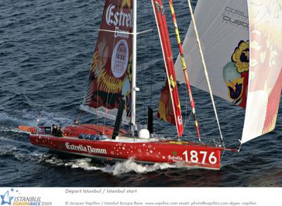 El Estrella Damm 1876, optimista tras una noche de poco viento   