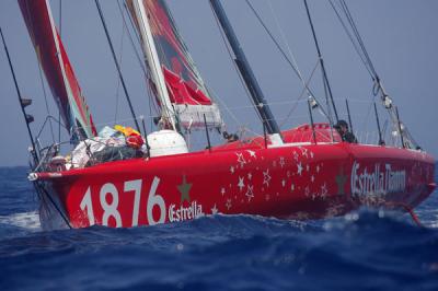 Foncia de Michel Desjouyeaux llegaba esta mañana a Brest consiguiendo así la victoria de esta vuelta a Europa. Foncia de Michel Desjouyeaux llegaba esta mañana a Brest consiguiendo así la victoria de esta vuelta a Europa.