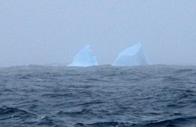 Icebergs a babor. Icebergs a estribor