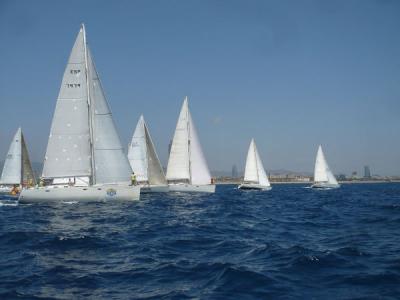 Bocinazo de salida en el Port Olímpic de Barcelonapara para la regata Mil Millas Bocinazo de salida en el Port Olímpic de Barcelonapara para la regata Mil Millas