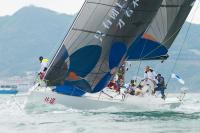 Brian Thompson y Malcolm Page luchan por el liderazgo en la jornada inaugural de la Round Hainan Regatta