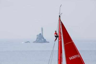 Dongfeng Race Team lidera la flota de la Volvo Ocean Race a su paso por Fastnet Rock red-line Dongfeng Race Team lidera la flota de la Volvo Ocean Race a su paso por Fastnet Rock red-line
