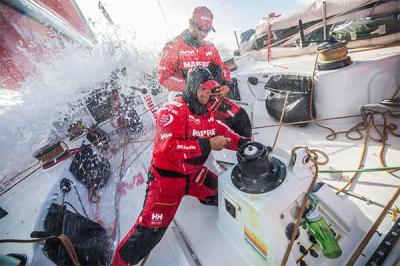 El MAPFRE lucha contra sus rivales... y el movimiento de la quilla El MAPFRE lucha contra sus rivales... y el movimiento de la quilla