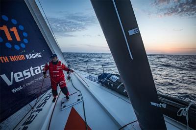 El MAPFRE sigue remontándole millas al Vestas a 24 horas para la llegada de la Etapa 1