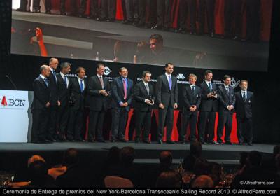 El Príncipe de Asturias hace entrega del trofeo de vencedor a la tripulación del Imoca Open 60 español 'Estrella Damm' El Príncipe de Asturias hace entrega del trofeo de vencedor a la tripulación del Imoca Open 60 español 'Estrella Damm'