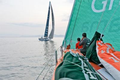 El Telefónica lidera las últimas millas del Estrecho de Malaca rumbo a mar abierto en un intenso mano a mano con el Groupama El Telefónica lidera las últimas millas del Estrecho de Malaca rumbo a mar abierto en un intenso mano a mano con el Groupama