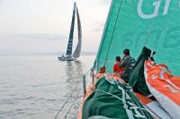 El Telefónica lidera las últimas millas del Estrecho de Malaca rumbo a mar abierto en un intenso mano a mano con el Groupama