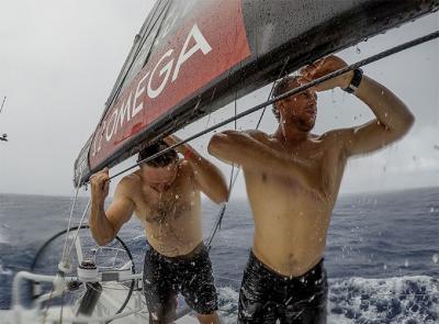 El Vestas 11th Hour se hace con el liderato y se encuentra con una ballena El Vestas 11th Hour se hace con el liderato y se encuentra con una ballena
