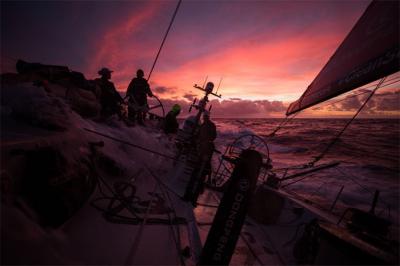 Finalizando millas para Honk Kong, la flota se esconde mientras el Scallywag sigue líder Finalizando millas para Honk Kong, la flota se esconde mientras el Scallywag sigue líder