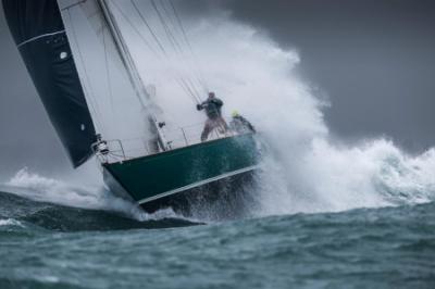 Graves impactos en la primera noche en la flota de Rolex Fastnet Race