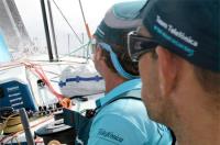 Groupama y Telefónica a la greña en medio del Atlántico. El liderato a 1,3 millas por la proa española.