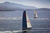  Investec Loyal (AUS) se ha impuesto al Wild Oats XI (AUS) en la batalla por la victoria en tiempo real de la Rolex Sydney Hobart 2011. 