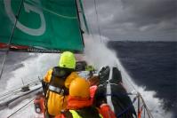 La flota navega ya en puras condiciones de Pacífico Sur, saltando entre olas y vientos de más de 30 nudos