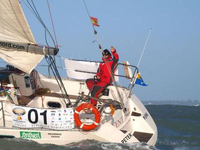 La flota se abre en abanico para buscar el mejor viento