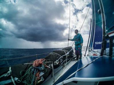 La lotería de los chubascos adorna la cruenta batalla de la flota de la Volvo Ocean Race