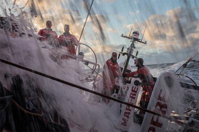 Los navegantes evalúan la previsión de 60 nudos de viento y olas de más de 10 metros