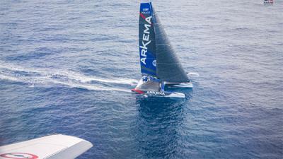 T.J.V.. Ultime a toda velocidad. Ocean Fifty con pocas diferencias. Imoca es cosa de tres. Class40 en latitud de Cabo Verde T.J.V.. Ultime a toda velocidad. Ocean Fifty con pocas diferencias. Imoca es cosa de tres. Class40 en latitud de Cabo Verde