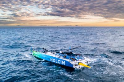 Team Holcim-PRB planea sus pasos tras desarbolar mientras el 11th Hour Racing Team lidera la flota rumbo norte Team Holcim-PRB planea sus pasos tras desarbolar mientras el 11th Hour Racing Team lidera la flota rumbo norte
