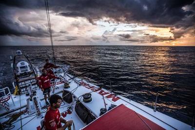Volvo Ocean Race: Mano a mano en plenas calmas ecuatoriales Volvo Ocean Race: Mano a mano en plenas calmas ecuatoriales