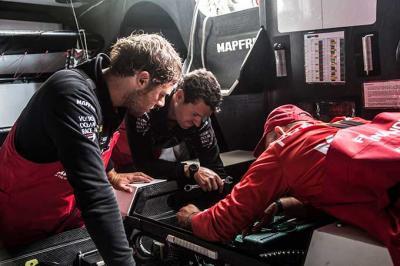 “MAPFRE” se prepara para afrontar el paso por las islas Canarias “MAPFRE” se prepara para afrontar el paso por las islas Canarias