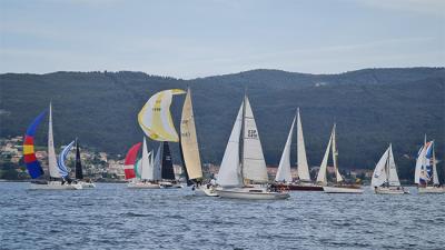 1ª PRUEBA XXVI Regata Almirante Rguez. Toubes -Solamente tres barcos llegaron en tiempo a la meta de Vilagarcía 1ª PRUEBA XXVI Regata Almirante Rguez. Toubes -Solamente tres barcos llegaron en tiempo a la meta de Vilagarcía