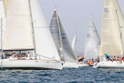 40 barcos en línea de salida para la II REGATA ASTORIA - 52ª TRAVESIA CABO ROIG 40 barcos en línea de salida para la II REGATA ASTORIA - 52ª TRAVESIA CABO ROIG