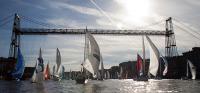 80 barcos vuelven a su cita anual con el Puente Colgante en la clásica Regata del Gallo en el Abra