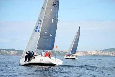 Aldán dá un golpe de efecto en la primera prueba de la XXIV Regata Almirante Rodríguez Toubes de Cruceros Aldán dá un golpe de efecto en la primera prueba de la XXIV Regata Almirante Rodríguez Toubes de Cruceros