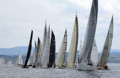 Anulada por falta de viento la primera jornada del V Trofeo El Correo Anulada por falta de viento la primera jornada del V Trofeo El Correo