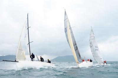 Arranca el Costa Vasca entre viento y chubascos