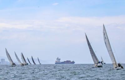 Buen viento y un gran número de veleros en el estreno de la temporada de crucero del Monte Real Buen viento y un gran número de veleros en el estreno de la temporada de crucero del Monte Real