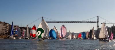 Cerca de 100 barcos volverán a navegar bajo el Puente Colgante en la Regata del Gallo Cerca de 100 barcos volverán a navegar bajo el Puente Colgante en la Regata del Gallo