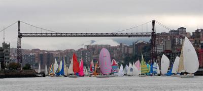 Cerca de 70 barcos navegarán bajo el Puente Colgante en la clásica y especial Regata del Gallo 