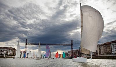 Cerca de 70 barcos vuelven a navegar bajo el Puente Colgante de Portugalete en la tradicional Regata del Gallo Cerca de 70 barcos vuelven a navegar bajo el Puente Colgante de Portugalete en la tradicional Regata del Gallo
