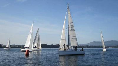 Corsario VI, Rafagas II y Piko Norte encabezan la XII regata Ensenada de Rianxo