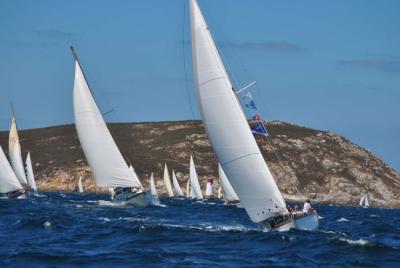 Cyrenne y Arosa X primeros lideres de la VI REGATA ILLAS ATLÁNTICAS de barcos clásicos y de época 