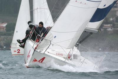 Difícil día para la competición con rachas de viento que llegaron a los 35 nudos en Baiona Difícil día para la competición con rachas de viento que llegaron a los 35 nudos en Baiona
