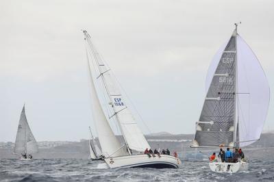 Dragonhomes, Folelé, Isla de Lobos y Guayre II lideran la clasificación del X Trofeo de Cruceros Armada Española Dragonhomes, Folelé, Isla de Lobos y Guayre II lideran la clasificación del X Trofeo de Cruceros Armada Española