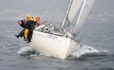 Duras condiciones viento y lluvia en la segunda etapa del XX Trofeo de Navidad para cruceros este pasado sábado en la Ría de Pontevedra