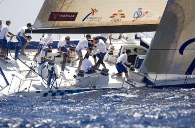 El barco que patronea Bouwe Bekking se anota la segunda regata costera en la Copa del Rey 