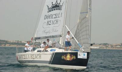 El malagueño ‘Doncella Beach’ en RI y el sevillano ‘Herbalife’ en J80, primeros líderes de la 41 Semana Náutica de El Puerto de Santa María. El malagueño ‘Doncella Beach’ en RI y el sevillano ‘Herbalife’ en J80, primeros líderes de la 41 Semana Náutica de El Puerto de Santa María.