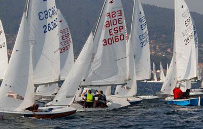 El poco viento en Vigo no ayuda a la flota de snipe, cadete y vaurien que disputa la Semana El poco viento en Vigo no ayuda a la flota de snipe, cadete y vaurien que disputa la Semana