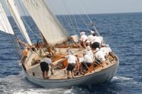 El público disfruta de los barcos de Época con un recorrido muy cercano a la costa en el XXVIII Trofeo Conde de Barcelona