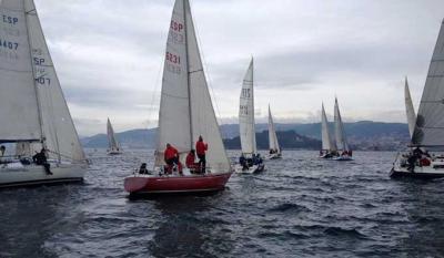 El Trofeo Repsol-Open de invierno arrancó con una regata muy táctica y liderato de dos de los vigentes campeones El Trofeo Repsol-Open de invierno arrancó con una regata muy táctica y liderato de dos de los vigentes campeones