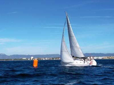 El viento del noroeste impulsa a la flota en la salida de la Regata Rei en Jaume El viento del noroeste impulsa a la flota en la salida de la Regata Rei en Jaume