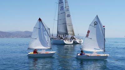 El viento planta a optimist y cruceros en aguas de Málaga