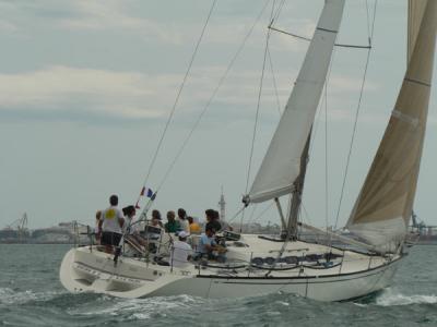 El ‘Viking V’ de Domingo Galán gana la regata mas solidaria de la bahia de Cádiz