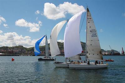 El ‘Biobizz’ sigue líder entre los J 80 en el IV Trofeo Social en el Abra El ‘Biobizz’ sigue líder entre los J 80 en el IV Trofeo Social en el Abra