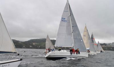 Enxuto lidera por poco margen la regata RÍa de Pontevedra Enxuto lidera por poco margen la regata RÍa de Pontevedra